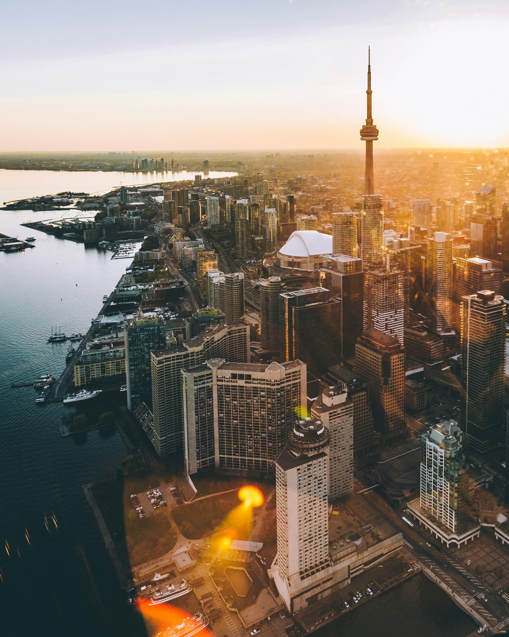 El centro de Toronto y la Torre CN iluminados por el sol de la tarde
