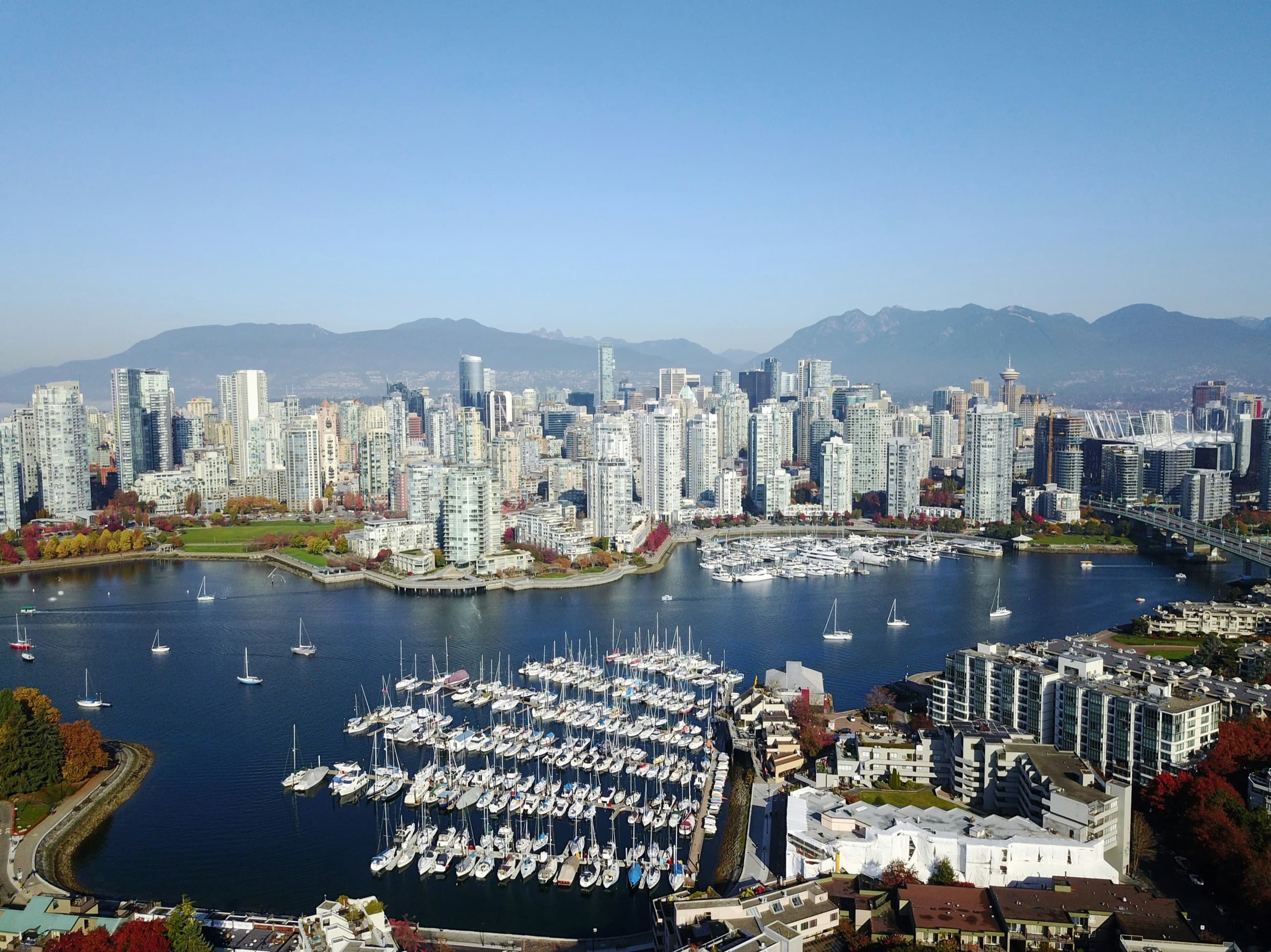 El paseo marítimo, el horizonte y las montañas de Vancouver en un claro día de otoño